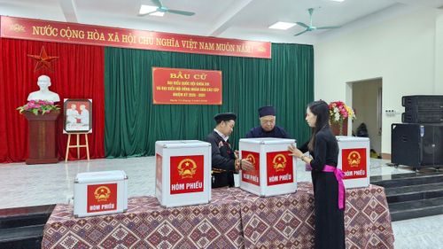 Đại diện cử tri là người có uy tín trong cộng đồng và thành viên tổ bầu cử kiểm tra, niêm phong hòm phiếu