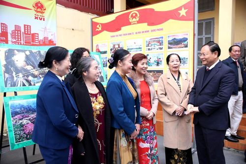 Bí thư Tỉnh ủy Lai Châu Lê Minh Ngân trò chuyện với cử tri