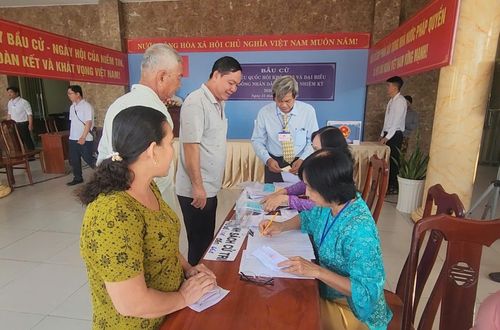 Cử tri xếp hàng nhận phiếu bầu cử