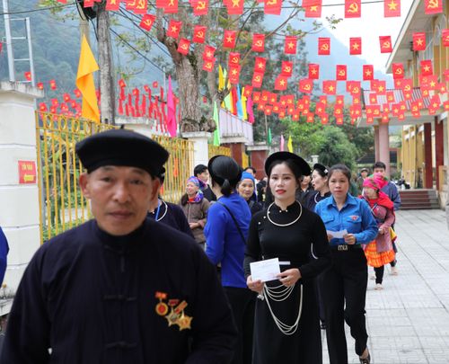 Cử tri xã Trường Hà hồ hởi, phấn khởi thực hiện quyền công dân