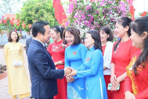 Ủy viên Trung ương Đảng, Phó Bí thư Tỉnh ủy, Chủ tịch UBND tỉnh Phạm Quang Ngọc trò chuyện cùng các cử tri và đại biểu tại khu vực bỏ phiếu