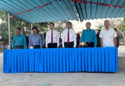 Chủ tịch Hội đồng Dân tộc Lâm Văn Mẫn cùng cử tri tổ bầu cử số 7, phường Phú Lợi thực hiện lễ chào cờ tại điểm bầu cử