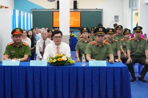 Trung tướng Mai Hoàng, Giám đốc Công an TP. Hồ Chí Minh dự lễ khai mạc bầu cử ĐBQH khóa XVI và đại biểu HĐND các cấp nhiệm kỳ 2026 – 2031 tại khu vực bỏ phiếu số 7, phường Cầu Ông Lãnh