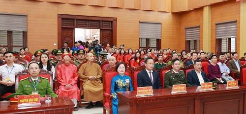 Bí thư Tỉnh ủy Nguyễn Hữu Nghĩa và các đại biểu dự lễ khai mạc tại Khu vực bỏ phiếu số 14, Đơn vị bầu cử số 4, tổ dân phố Yên Tập (phường Mỹ Hào)
