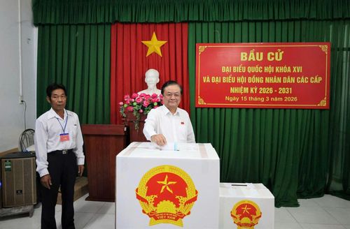 Phó Chủ tịch Quốc hội Lê Minh Hoan thực hiện quyền bầu cử tại Tổ bầu cử số 16, Phường Cao Lãnh, tỉnh Đồng Tháp