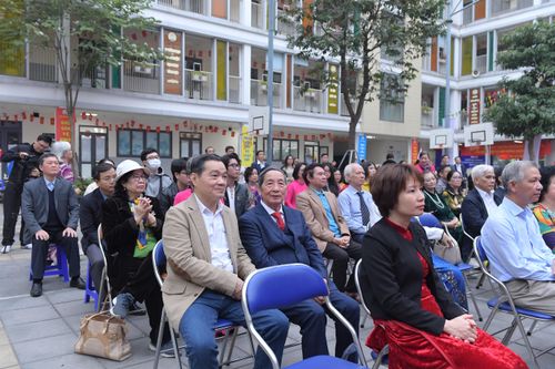 Các đại biểu dự lễ khai mạc khu vực bỏ phiếu số 8, 9 tại Trường Tiểu học Kim Đồng, phường Giảng Võ