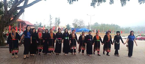 Cử tri xã Phú Đình rạng rỡ trong những bộ trang phục dân tộc truyền thống đến khu vực bỏ phiếu từ sớm