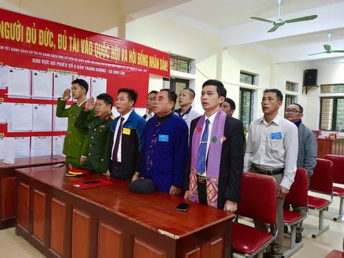 Lễ chào cờ tại điểm bỏ phiếu bản Thanh Dương