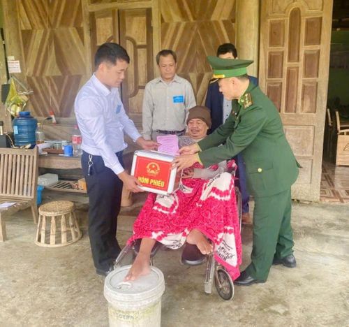 Tổ bầu cử khu vực bỏ phiếu số 12, bản Tân Ngọc đưa hòm phiếu phụ đến tận nhà cử tri cao tuổi.