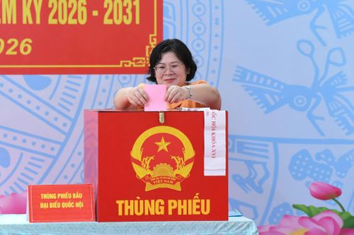 Phó Bí thư Thành ủy TP. Hồ Chí Minh Văn Thị Bạch Tuyết thực hiện quyền bầu cử tại Khu vực bỏ phiếu số 14, xã Hóc Môn, TP. Hồ Chí Minh. Ảnh Lâm Hiển