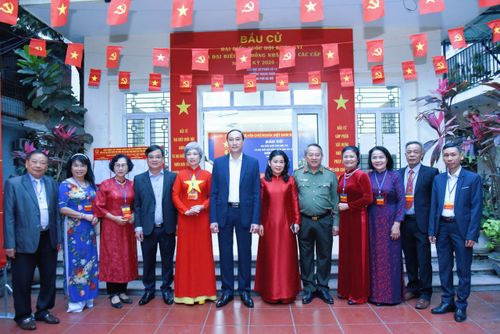 Phó Bí thư Đảng ủy Quốc hội, Phó Bí thư Đảng ủy các cơ quan tham mưu, giúp việc của Đảng ủy Quốc hội Phùng Khánh Tài cùng các đại biểu đến khu vực bỏ phiếu số 19, phường Thanh Xuân, Hà Nội thực hiện quyền bầu cử và dự lễ khai mạc cuộc bầu cử. Ảnh: Xuân Quý