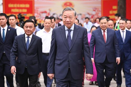 Tổng Bí thư Tô Lâm và các đại biểu tại điểm bỏ phiếu bầu cử Trường THPT Phan Đình Phùng, phường Ba Đình, Hà Nội. Ảnh: Phạm Thắng