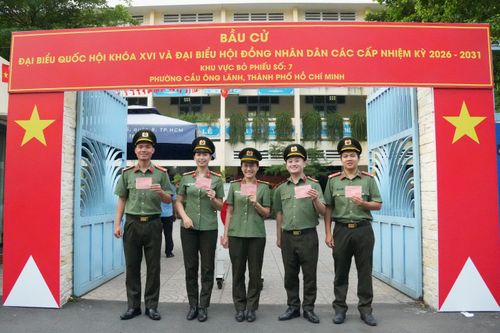 Cán bộ, chiến sĩ Công an TP. Hồ Chí Minh sau khi thực hiện quyền và nghĩa vụ công dân tại khu vực bỏ phiếu