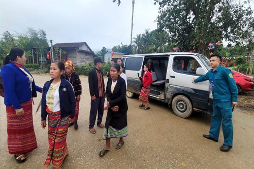 Bà con cử tri dân tộc Chứt được chính quyền địa phương dùng xe ô tô đưa đón đến điểm bỏ phiếu