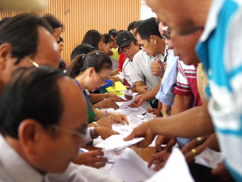 Cử tri làm thủ tục nhận phiếu bầu cử