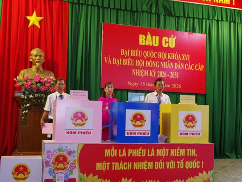 Các thành viên tổ bầu cử kiểm tra hòm phiếu