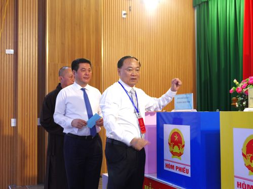 Phó Bí thư Đảng ủy Quốc hội Nguyễn Hồng Diên; Bí thư Tỉnh ủy, Chủ tịch Ủy ban bầu cử tỉnh Gia Lai Thái Đại Ngọc bỏ phiếu bầu cử tại Tổ bầu cử số 17