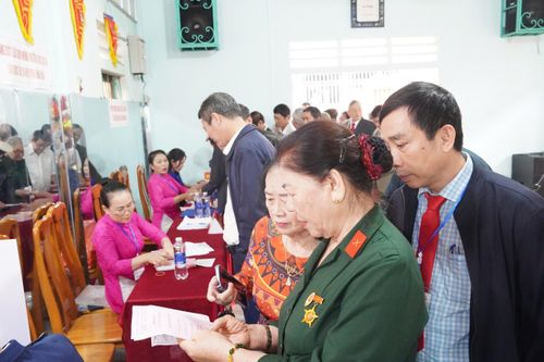 Người dân phường Đồng Hới kiểm tra lại thông tin trước khi bỏ phiếu. Ảnh: Khánh Trinh