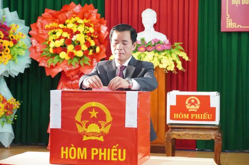 Bí thư Tỉnh ủy Quảng Trị Nguyễn Văn Phương thực hiện quyền bầu cử tại khu vực bỏ phiếu số 15, Tổ dân phố 1 Đồng Phú. Ảnh: Khánh Trinh