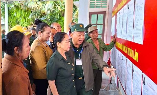 Người dân xã Tuyên Lâm tham gia ngày bầu cử