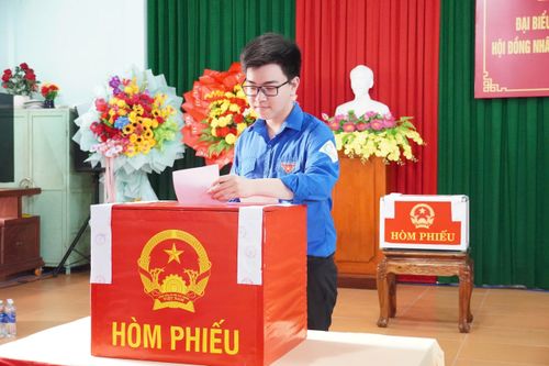 Cử tri trẻ tuổi tham gia bầu cử tại khu vực bỏ phiếu số 15, Tổ dân phố 1 Đồng Phú. Ảnh: Khánh Trinh