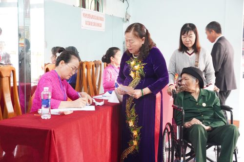 Cử tri là người khuyết tật được hỗ trợ tham gia bầu cử. Ảnh: Khánh Trinh