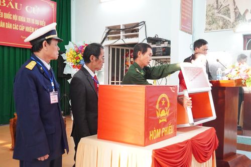 Tổ bầu cử tiến hành kiểm tra và niêm phong hòm phiếu. Ảnh: Khánh Trinh