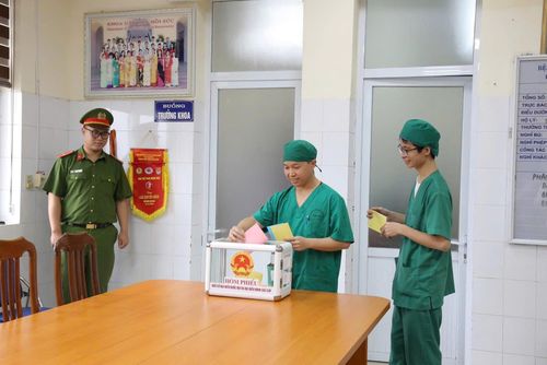 Cử tri là các y, bác sĩ đang thực hiện công việc chuyên môn tại bệnh viện bỏ phiếu bầu