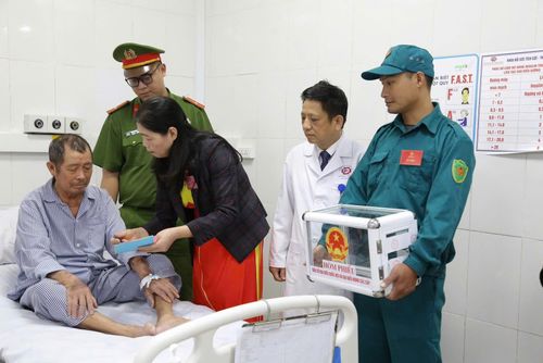 Thành viên Tổ bầu cử hướng dẫn bệnh nhân đang điều trị thực hiện quyền công dân