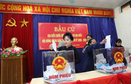 Cử tri tiến hành bỏ phiếu tại điểm bầu cử số 4, xã Trường Hà