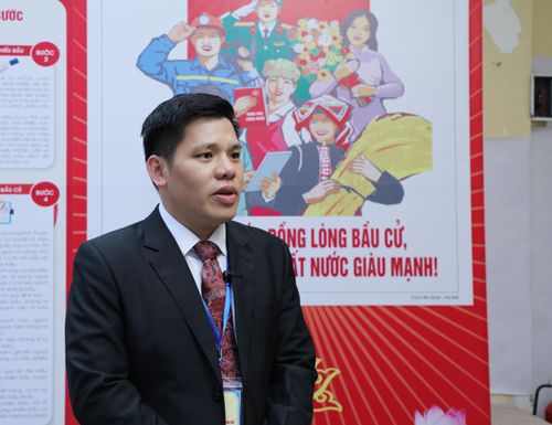 Tỉnh ủy viên, Bí thư Đảng ủy, Chủ tịch HĐND, Trưởng Ban Chỉ đạo bầu cử xã Trường Hà Dương Mạc Kiên chia sẻ tại điểm bầu cử số 4 