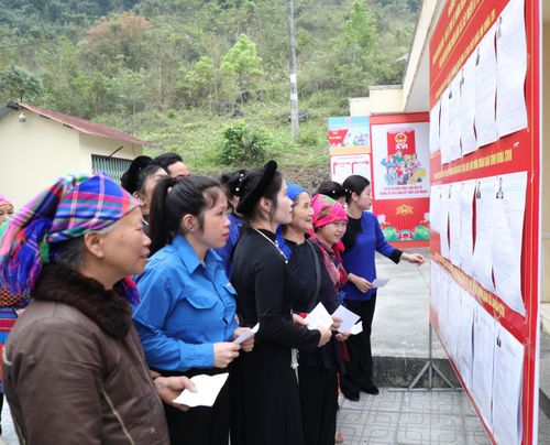 Cử tri tại điểm bầu cử số 4, xã Trường Hà
