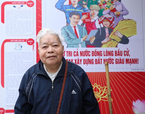 Cử tri Đàm Nông Chấp (86 tuổi), dân tộc Nùng ở xóm Bản Hoàng 