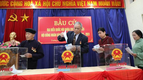 Cử tri tiến hành bỏ phiếu tại điểm bầu cử số 4 xã Trường Hà