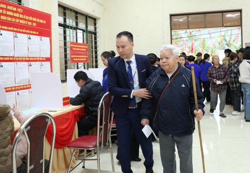 Cử tri người cao tuổi được Ban bầu cử xã Trường Hà hỗ trợ đến địa điểm bỏ phiếu