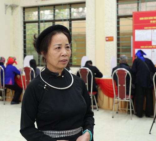 Bà Hà Thị Vấn, dân tộc Tày xã Trường Hà chia sẻ tại điểm bầu cử số 4