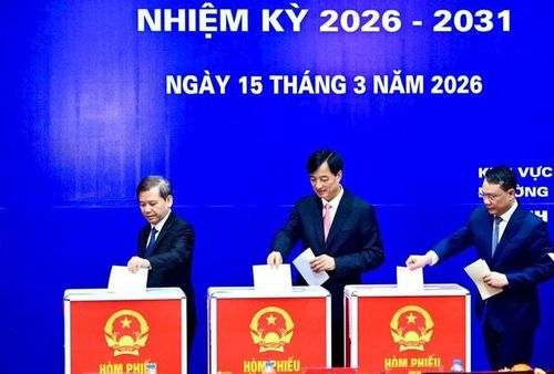 Bí thư Thành ủy Hà Nội Nguyễn Duy Ngọc thực hiện bỏ phiếu tại Khu vực bỏ phiếu số 2 thuộc Tổ bầu cử số 2 phường Ba Đình. Ảnh: V.Thành