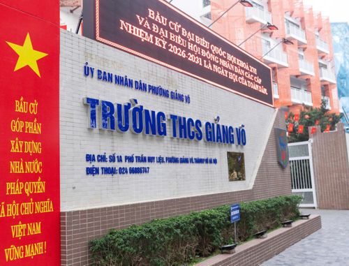 Trường THCS Giảng Võ rộn ràng cờ bay trong ngày hội non sông. Ảnh: Mạnh Hưng