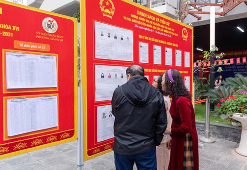Các cử tri bày tỏ sự quan tâm sâu sắc tới thông tin của các ứng cử viên. Ảnh: Mạnh Hưng
