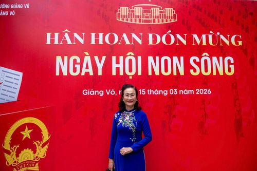 Cô Nguyễn Thị Kim Tiến, cử tri tại C5 tập thể Giảng Võ bày tỏ sự phấn khởi trong ngày bầu cử. Ảnh: Mạnh Hưng