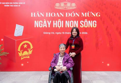 Bị thấp khớp nặng, hai năm nay việc đi lại rất khó khăn nhưng bà Oanh cùng con gái vẫn quyết tâm tới tận điểm bầu cử. Ảnh: Mạnh Hưng