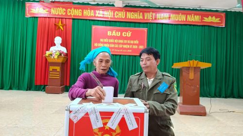 Cử tri miền núi tỉnh Nghệ An tham gia bỏ phiếu bầu cử