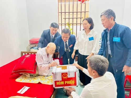 Hỗ trợ cử tri cao tuổi xã Đại Đồng bỏ phiếu tại nhà