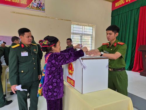 Nhiều cử tri dù tuổi đã cao, đường sá xa xôi vẫn cố gắng đến để tự tay bỏ lá phiếu của mình. Ảnh: Đào Cảnh