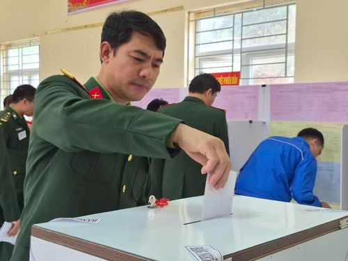 Các chiến sĩ của Đoàn Kinh tế - Quốc phòng 5 tham gia bỏ phiếu tại Tổ bầu cử số 3, tại nhà văn hóa thôn Buốn, xã Mường Lát. Ảnh: Đào Cảnh
