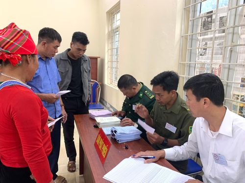 Thành công của ngày bầu cử ở xã Mường Lát có sự đóng góp rất lớn của các cán bộ ở cơ sở - thành viên các tổ bầu cử. Ảnh: Đào Cảnh