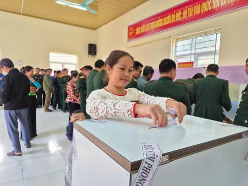 Chỉ trong buổi sáng, 100% cử tri xã Mường Lát đã hoàn thành việc bỏ phiếu. Ảnh: Đào Cảnh