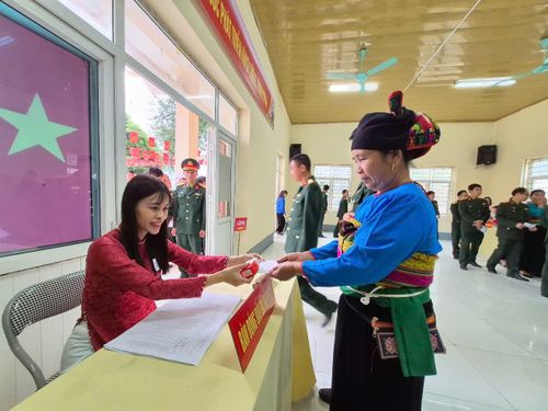 Cử tri xã Mường Lát trong trang phục truyền thống để đi bỏ phiếu. Ảnh: Đào Cảnh