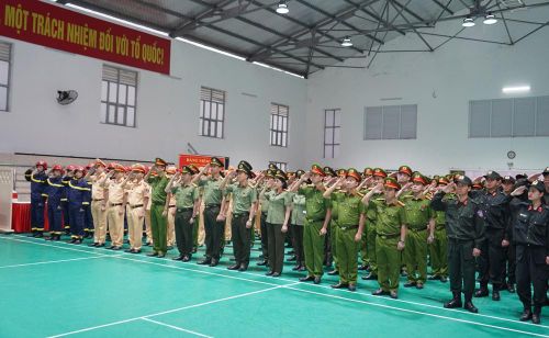 Cán bộ, chiến sĩ công an thực hiện nghi lễ chào cờ, hát Quốc ca. Ảnh: Đình Hợp