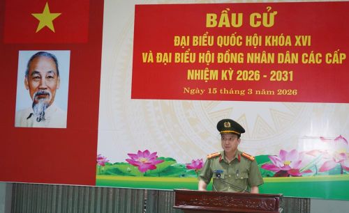Phó Giám đốc Công an tỉnh, Đại tá Trần Thái Quang Hoàng - Tổ trưởng Tổ bầu cử phát biểu. Ảnh: Đình Hợp